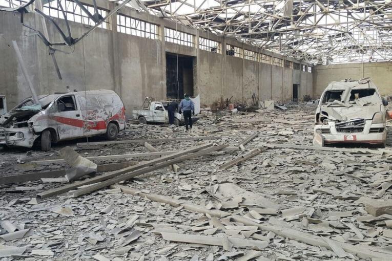 (Photo d'archive) Deux ambulances détruites par un bombardement aérien, dans l'est de la Ghouta, en décembre 2016.