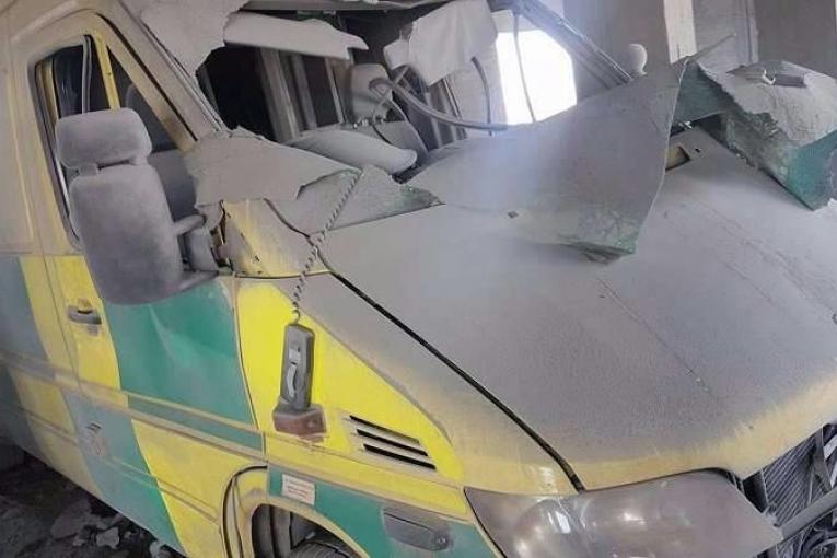 Une ambulance détruite par le bombardement du 26 septembre sur l'hôpital Hama Central/Sham.