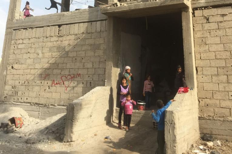 Des déplacés devant leur campement de fortune dans une école désaffectée à Takba en novembre 2017.