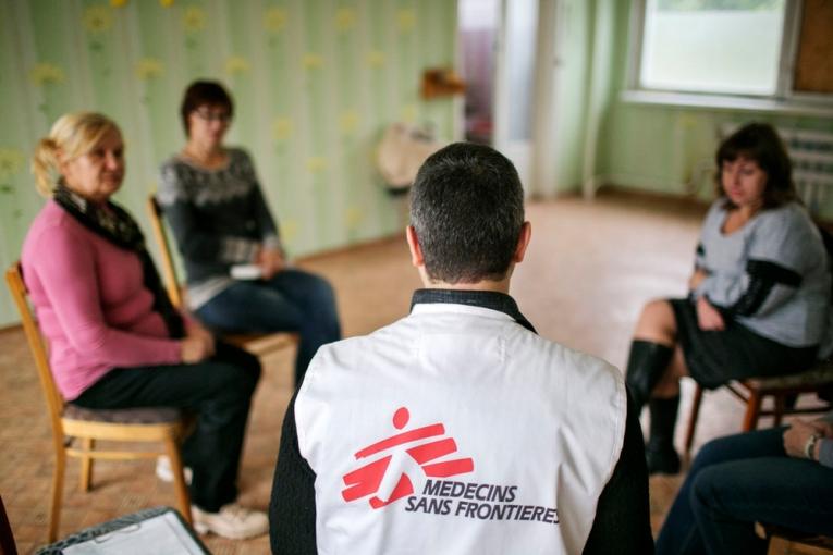 Un psychologue MSF tient une session de soutien psychologique collective avec des civils à Avdiivka où de violents combats ont forcé de nombreux civils à quitter la ville en 2014 2015.