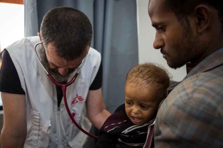 Le Dr Roberto Scaini chef de l’équipe médicale MSF à l'hôpital d'Haydan en consultation avec un jeune patient atteint de pneumonie et de malnutrition modérée.