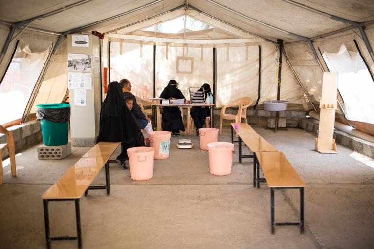 La zone de triage à l'entrée du CTC de l'hôpital Al Thawra dans le gouvernorat d'Ibb le 19 septembre 2017. Lors du pic de l'épidémie de choléra cette zone était remplie de patients. Florian Seriex/MSF