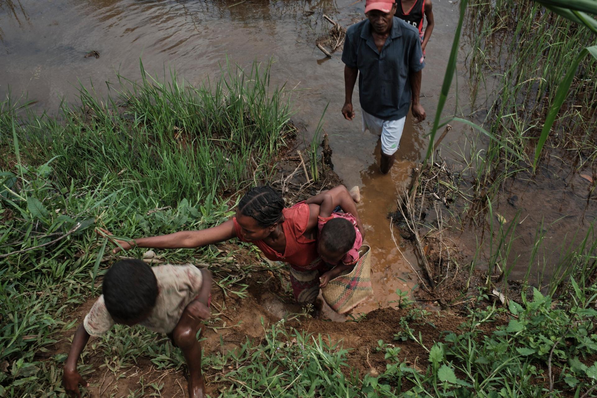 Juliette et ses deux enfants reviennent de la clinique MSF d’Ambodrian i’Sahafary, située à une heure à pied de leur maison d’Ambodiriana dans le sud de Madagascar. Celle-ci a été détruite par le cyclone Batsirai qui a frappé les côtes malgaches le 5 février 2022. Les champs de riz, de café et de poivre de la famille ont aussi été ravagés. Madagascar, mars 2022