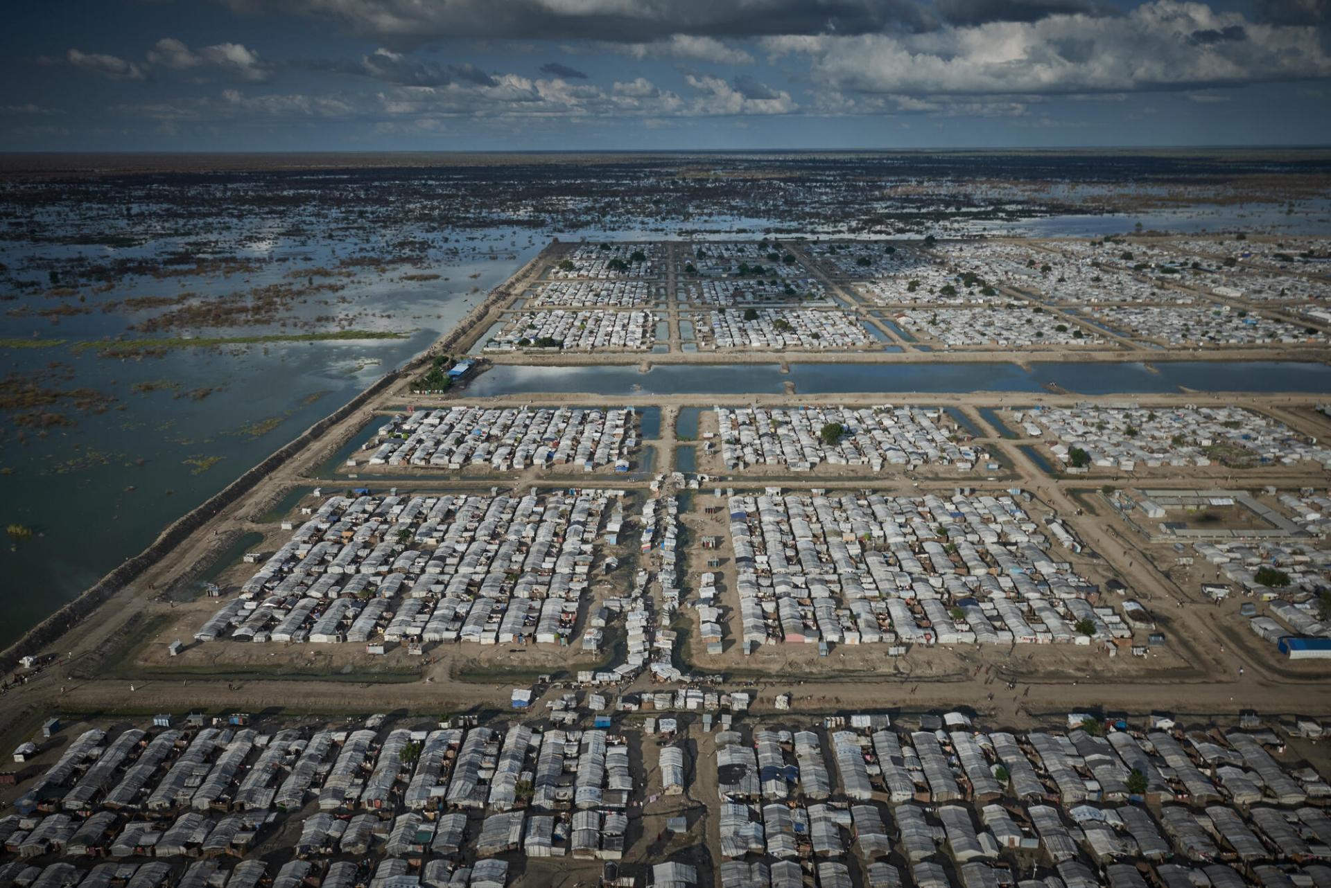 Vue aérienne du camp de personnes déplacées de Bentiu, au Soudan du Sud. Le camp, où vivent environ 120 000 personnes, est entouré de digues pour éviter qu’il ne soit inondé. Soudan du Sud, août 2022