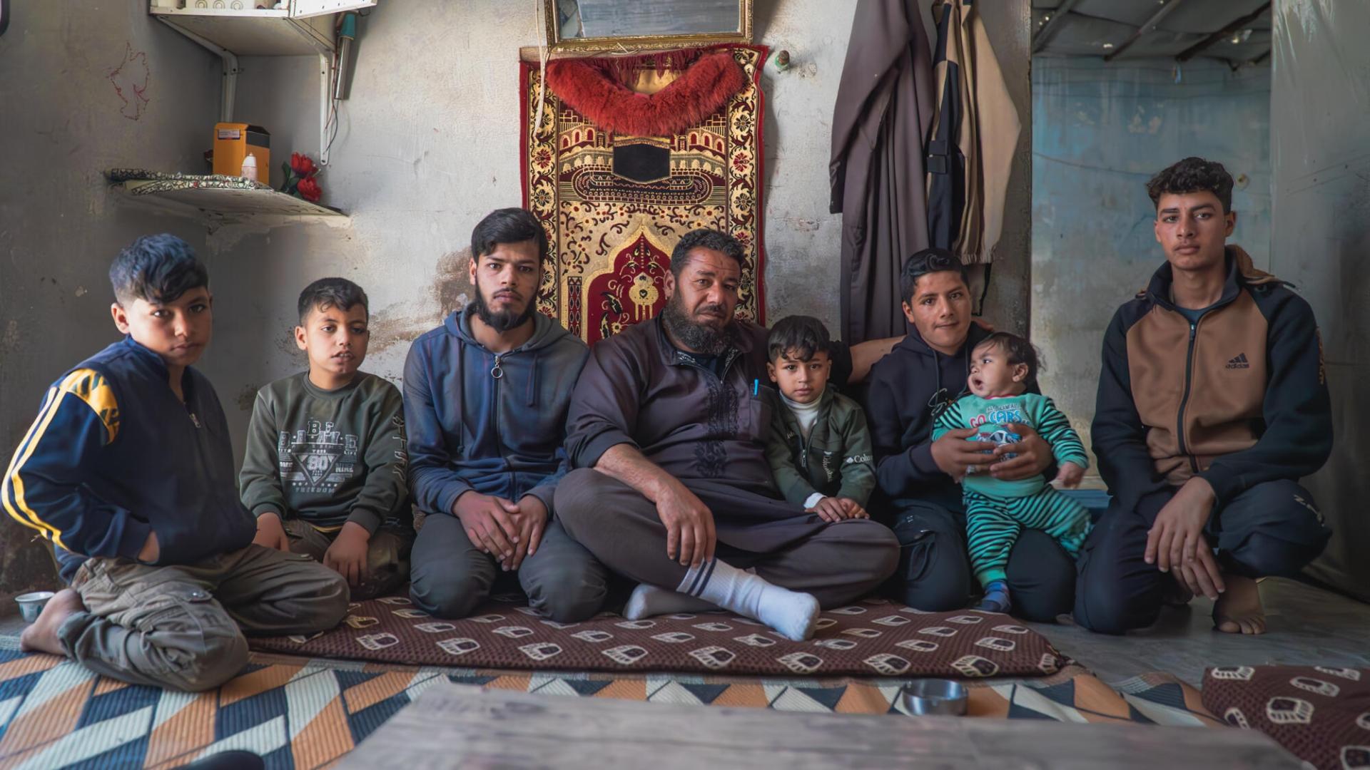 Une partie de la famille de Walid dans son abri du camp d'Al-Kuwaiti, à Idlib.