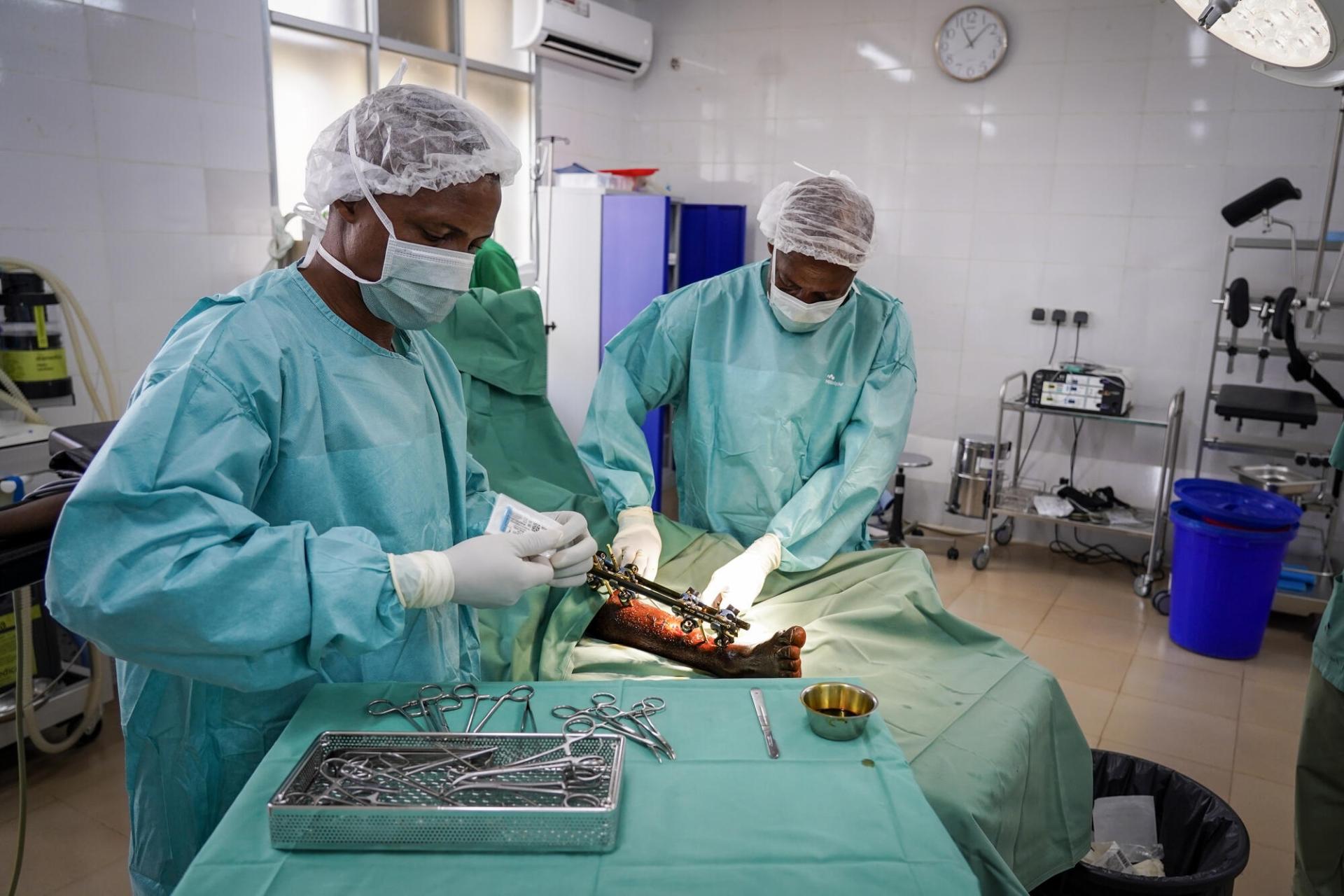 Des membres des équipes MSF dans les salles d’opération des hôpitaux de Bunia (à gauche) et de Rutshuru (à gauche). Ituri et Nord-Kivu, RDC, 2025.