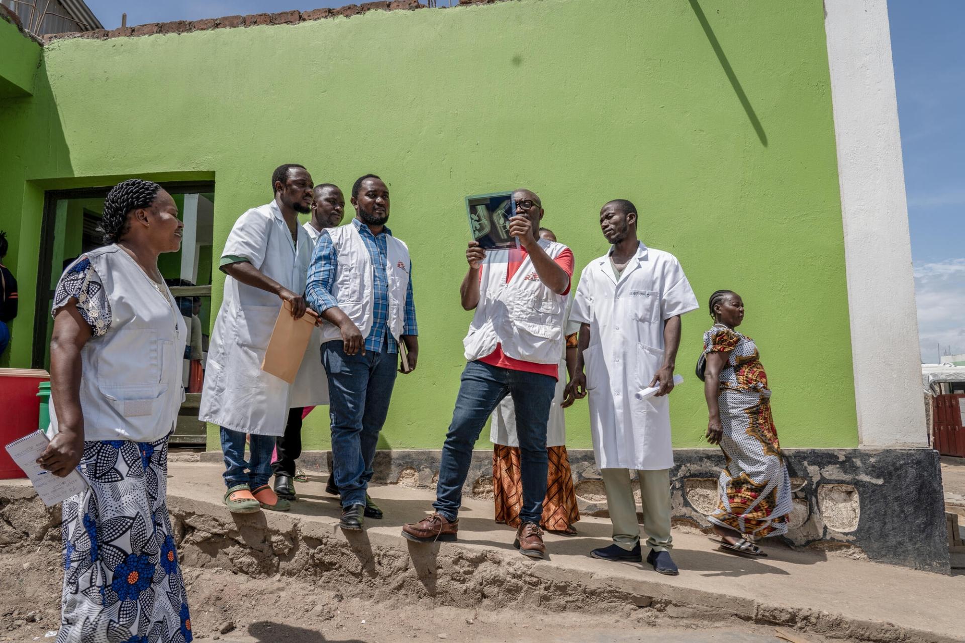 Des membres des équipes MSF de l’hôpital de Bunia examinent la radiographie d’une jeune patiente blessée dans les combats. Ituri, RDC, mai 2025.