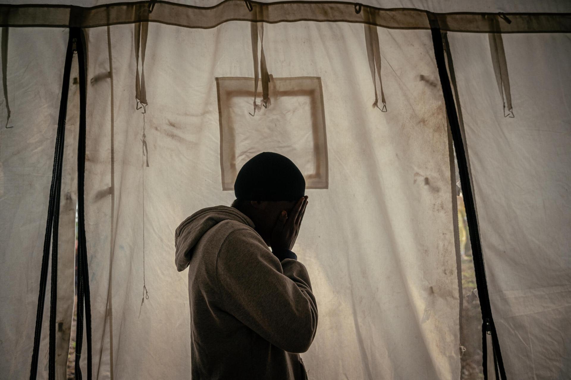 Portraits de deux jeunes femmes survivantes de violences sexuelles, prises en charge par les équipes MSF à Goma. La première (gauche) est âgée de 15 ans. Elle est venue accompagnée de sa mère, elle-même survivante de violences sexuelles. La seconde (droite) est âgée de 17 ans. Elle est orpheline et a la charge de ses trois petits frères. Goma, RDC, juin 2025.