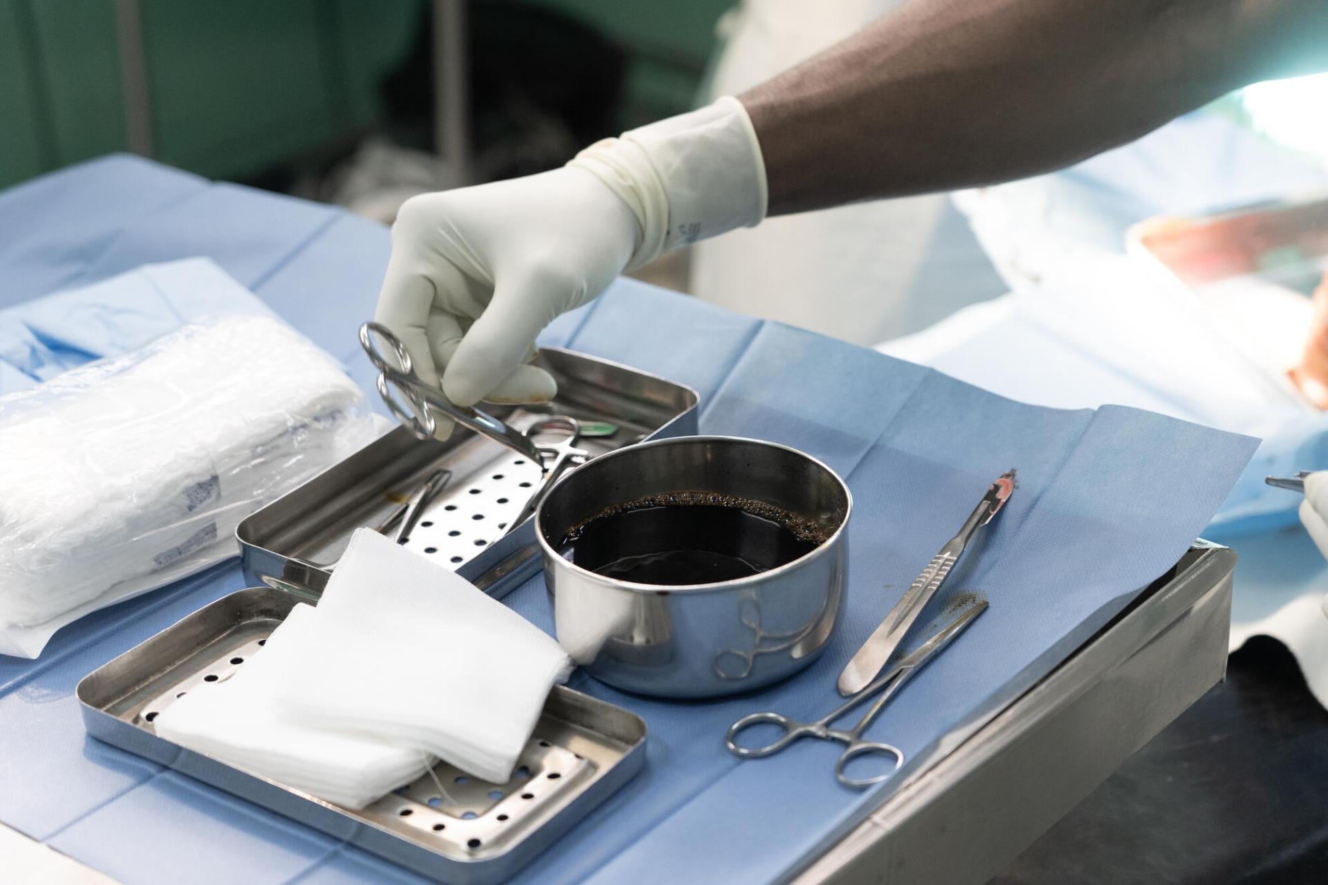 Des membres des équipes MSF dans les salles d’opération des hôpitaux de Bunia (à gauche) et de Rutshuru (à gauche). Ituri et Nord-Kivu, RDC, 2025.