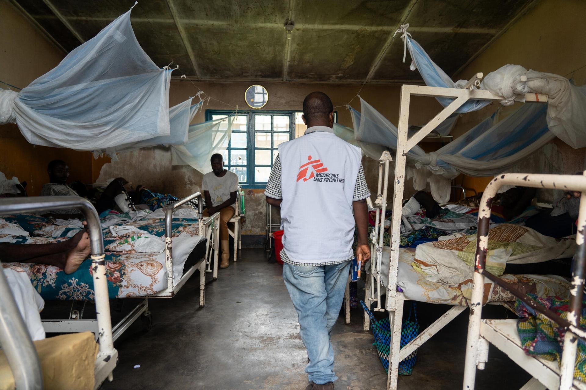 Un membre des équipes MSF se rend auprès de patients de l’hôpital général de Mweso. Nord-Kivu, RDC, octobre 2025.