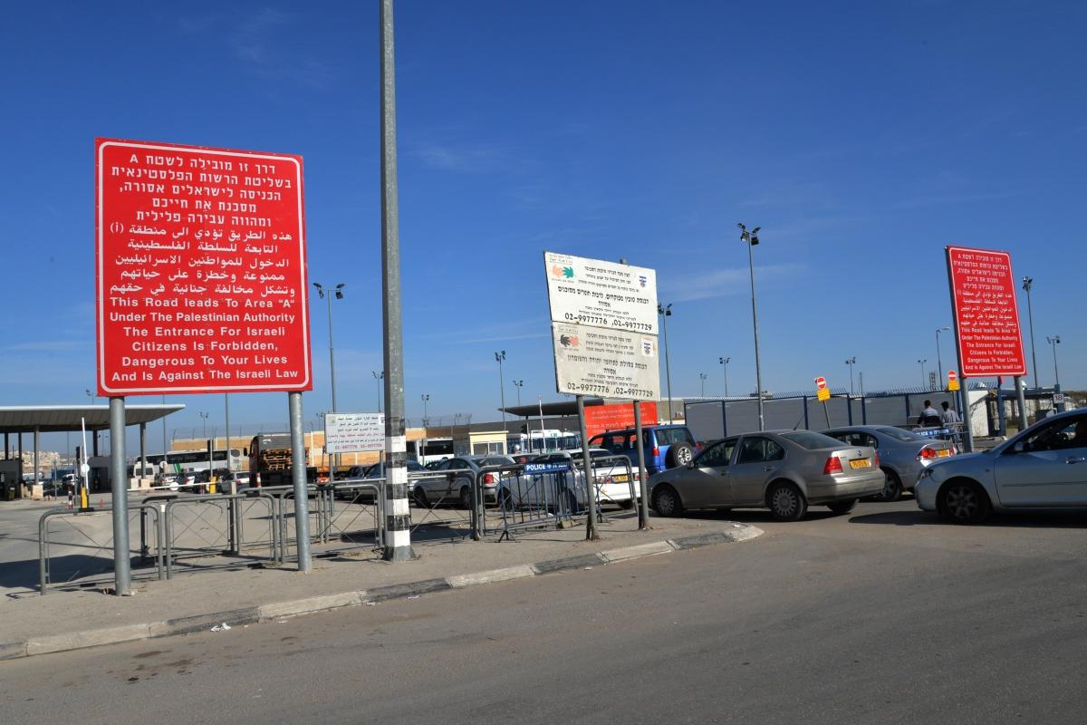 Point d’entrée en Cisjordanie vu depuis Israël. Il est écrit : « Cette route mène à à la zone "A", sous autorité palestinienne. L'entrée est interdite aux citoyens israéliens, dangereuse pour vos vies et à l'encontre des lois israéliennes. » 2014.
 © Aurélie Baumel/MSF