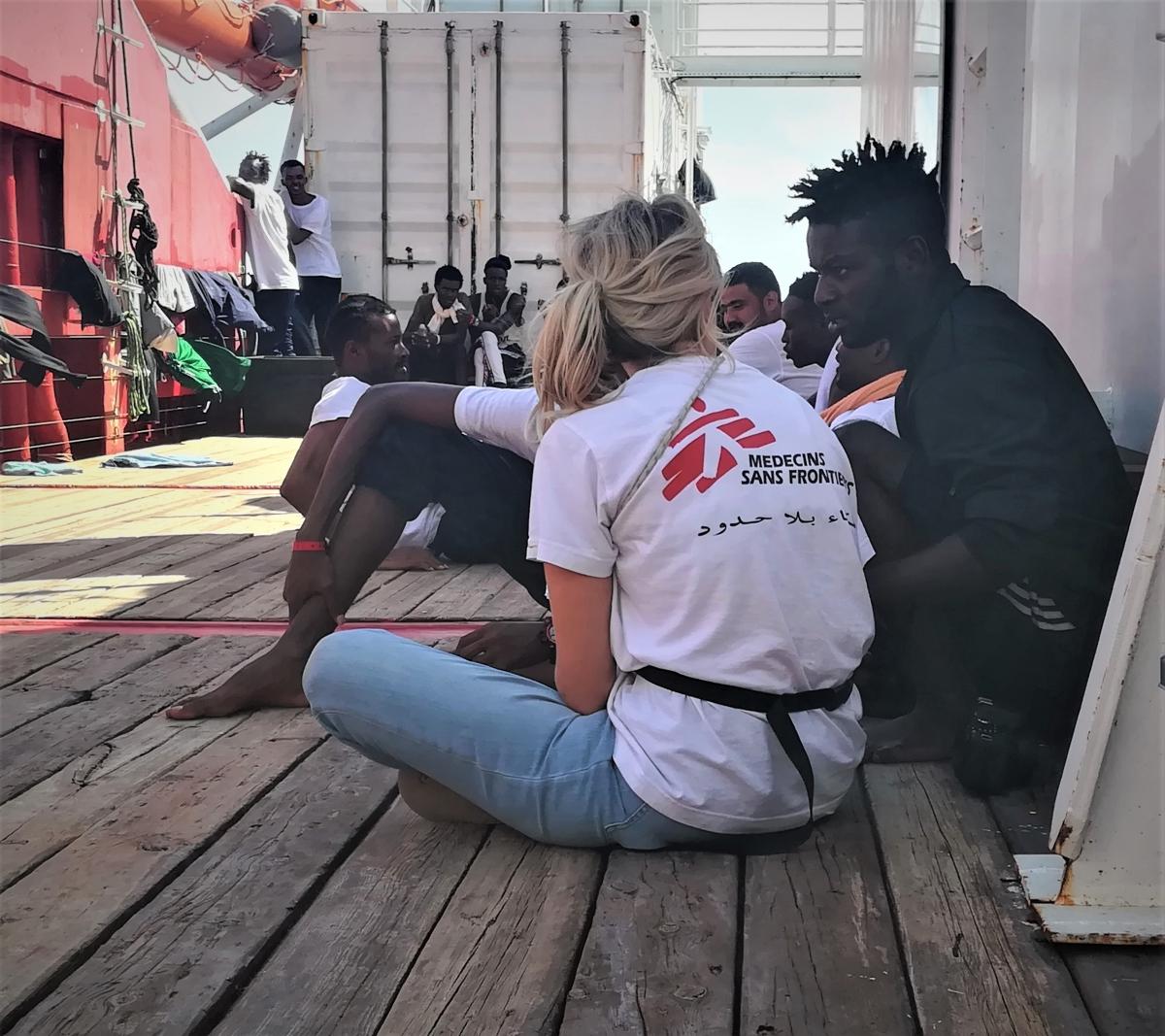 Hannah Wallace Bowman en discussion avec un rescapé à bord de l'Ocean Viking. 2019. 
 © MSF