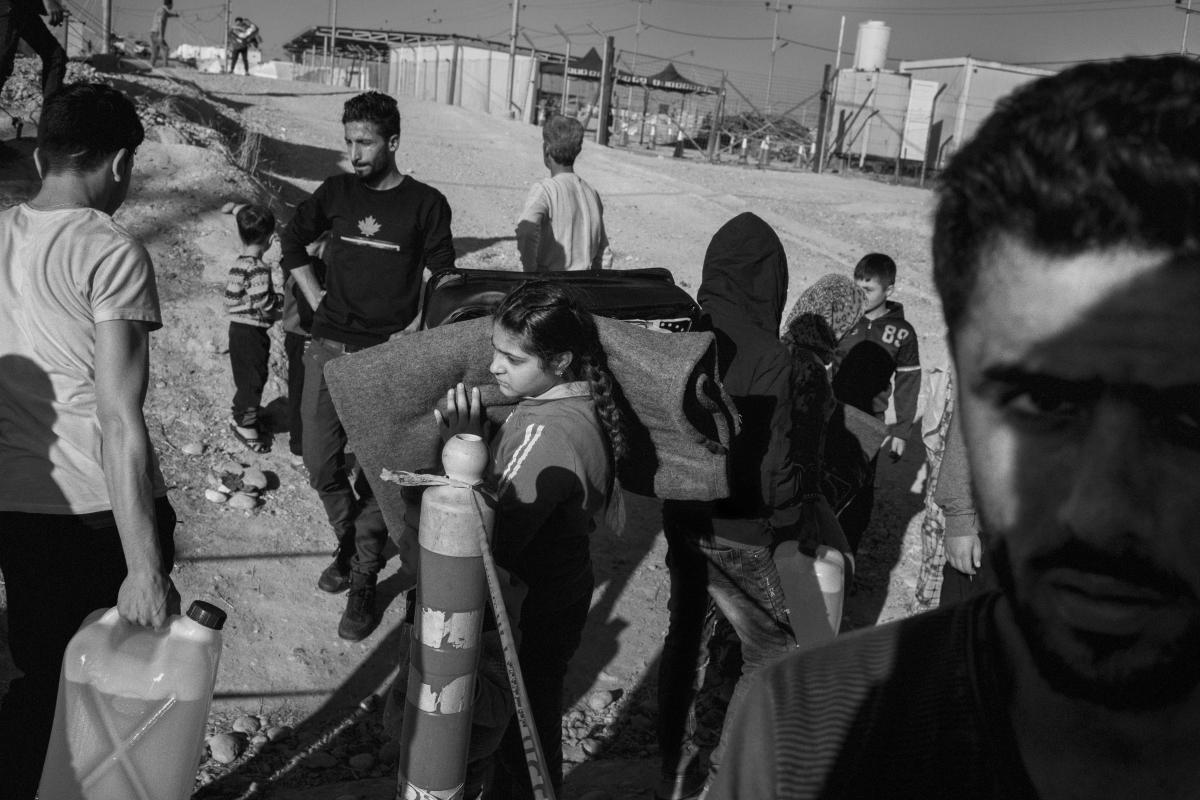 Camp de réfugiés de Bardarash, Kurdistan irakien. Distribution de couvertures et de bidons d’essence pour se chauffer.
 © Moises Saman / Magnum Photos pour MSF
