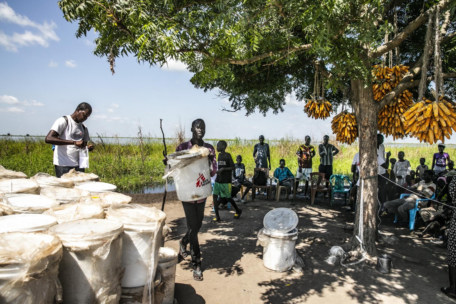 Distribution de kits d'urgence dans les zones inondées et difficilement accessibles.&nbsp;
 © Nicola Flamigni/MSF