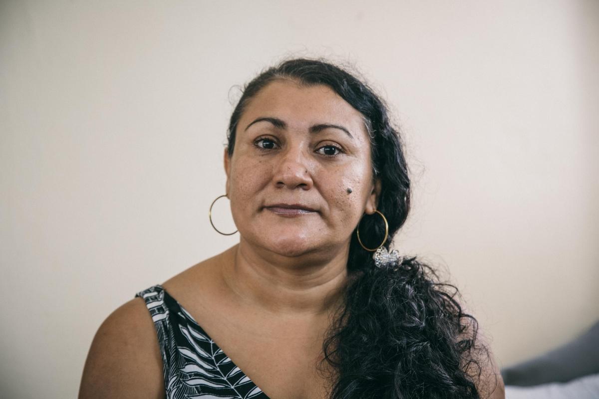Lurvy Elisa Ramírez a été heurtée par un train alors qu'elle fuyait le Honduras. Les autorités mexicaines ont refusé de lui porter assistance. L'accident lui a coûté ses jambes. 
 © Léo Coulongeat