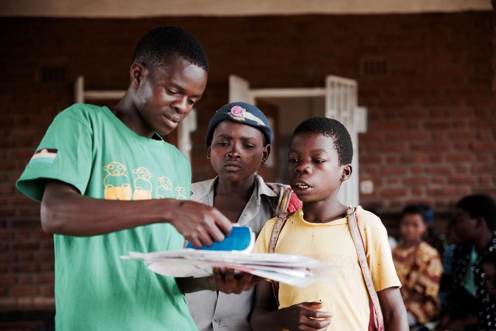Chilungamo, un des mentors du Teen club, discute avec des participants. Mars 2020. Malawi. 
 © Francesco Segoni/MSF