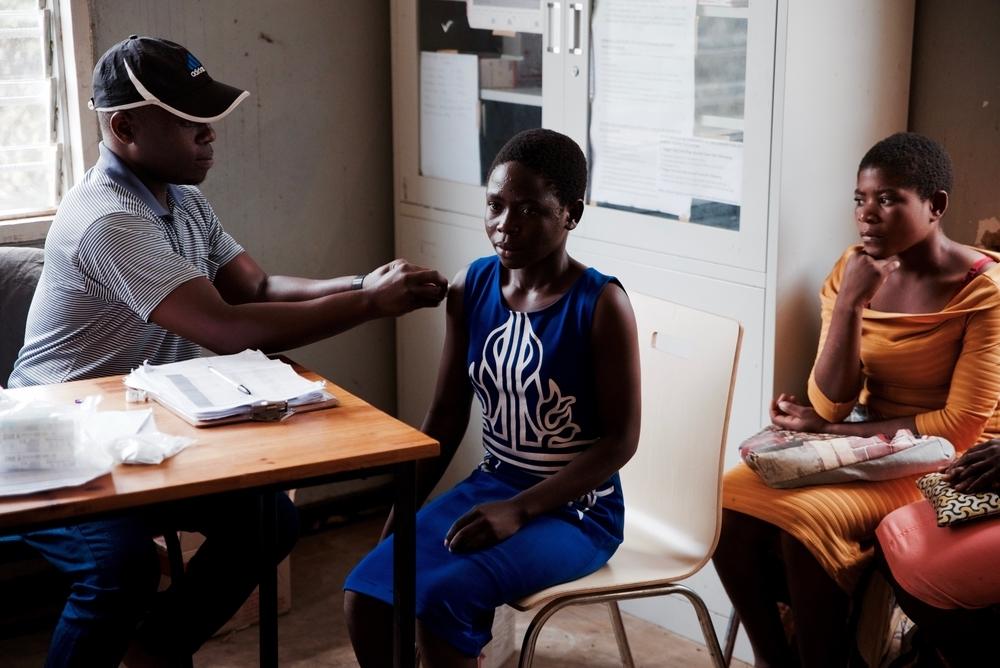 Des adolescentes reçoivent des soins durant un Teen club. Mars 2020. Malawi. 
 
 © Francesco Segoni/MSF