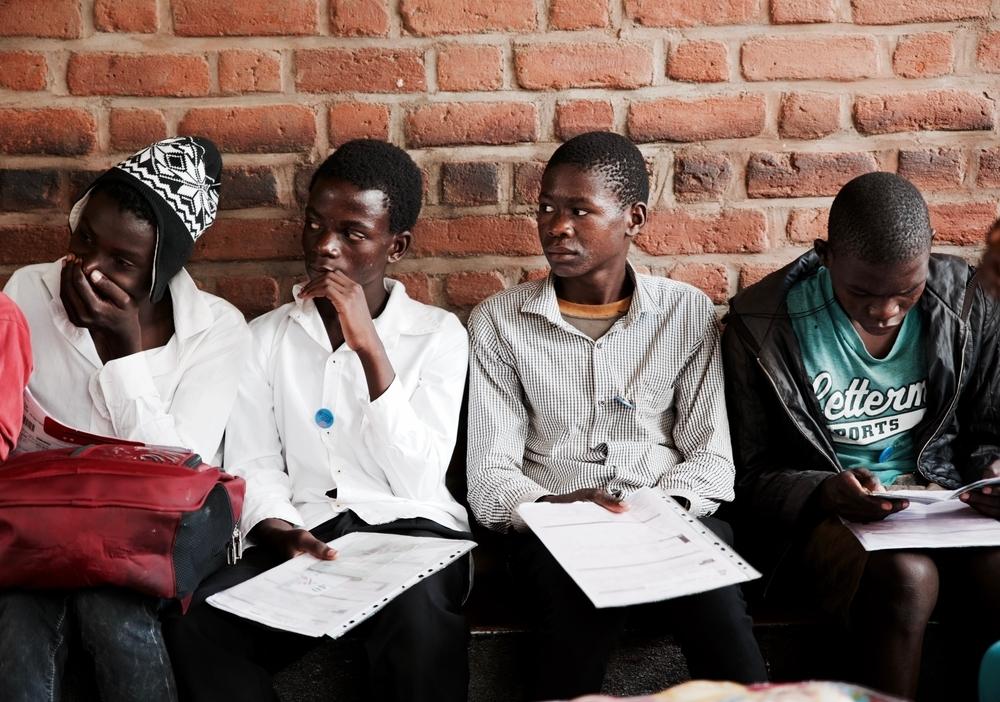Des adolescents attendent leur tour pour recevoir une consultation médicale. Mars 2020. Malawi. 
 © Francesco Segoni/MSF
