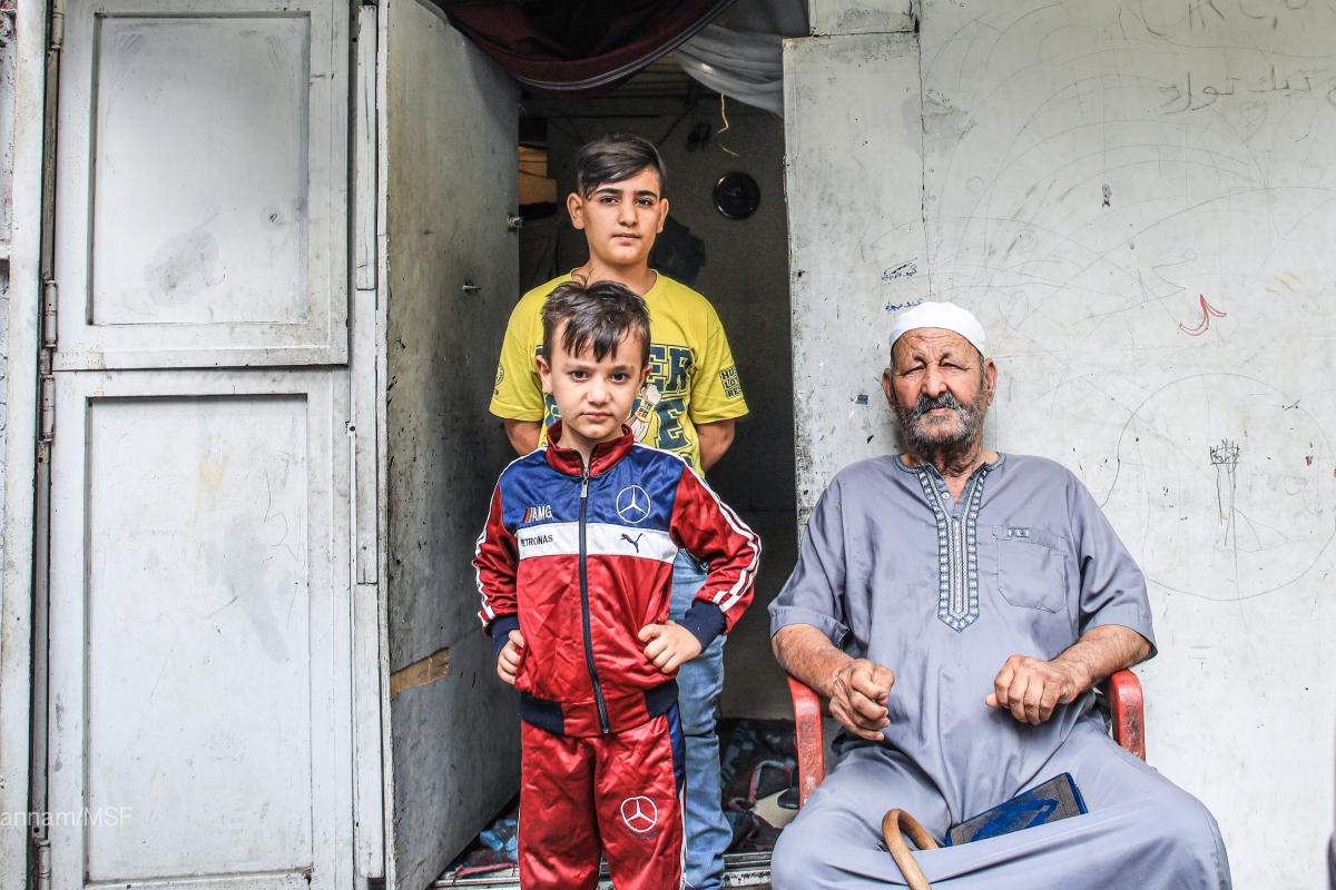 Obaid Ibrahim, 81 ans, vient de Palmyre, en Syrie. Il ne peut pas marcher et il a constamment besoin d'aide. Il vit avec la famille de son fils dans le garage d'un mécanicien. 
 © Mohammad Ghannam/MSF
