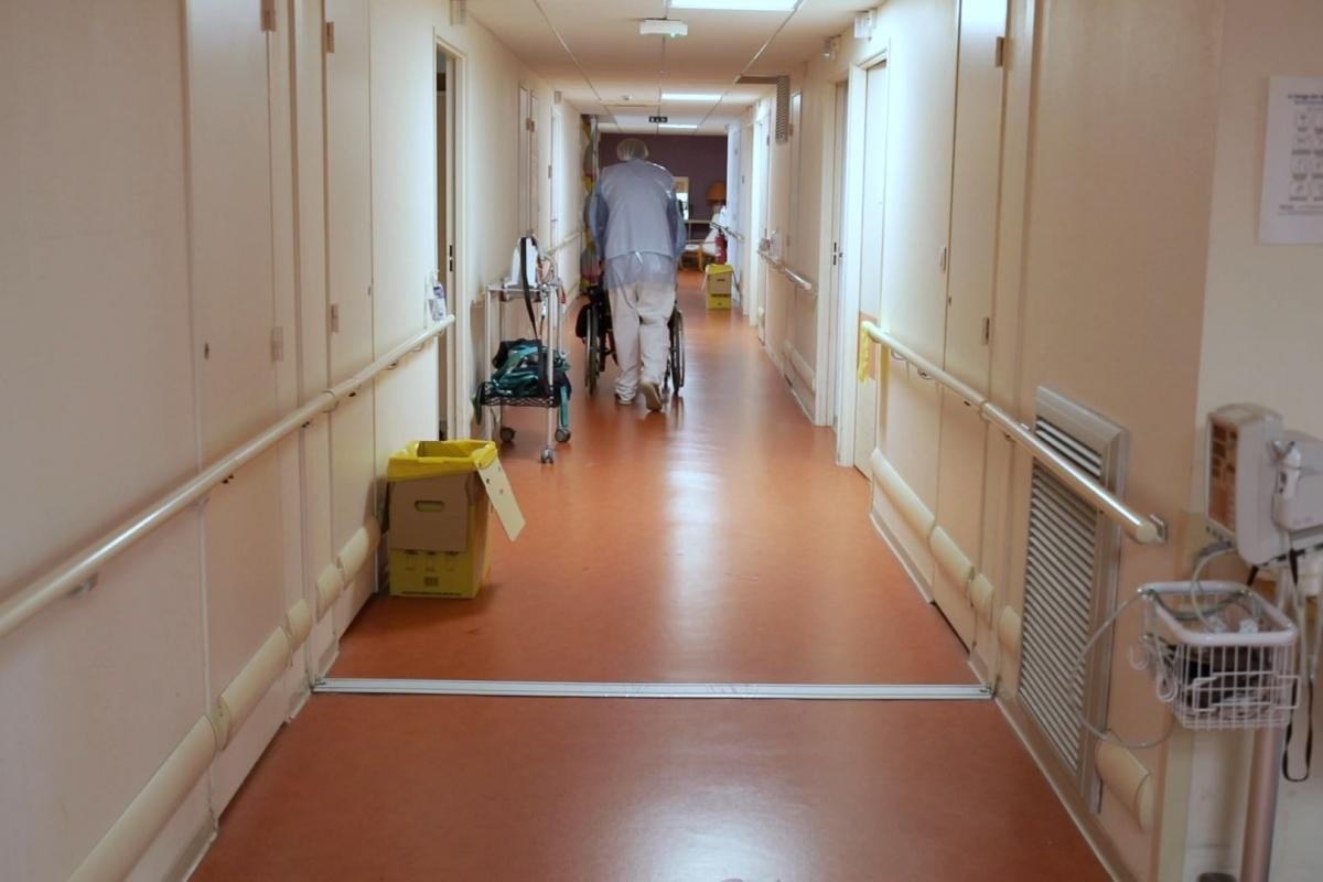 Image extraite du documentaire « Ehpad, seuls face au coronavirus », réalisé en décembre 2020 lors des interventions MSF dans le sud de la France.
 © Armelle Loiseau