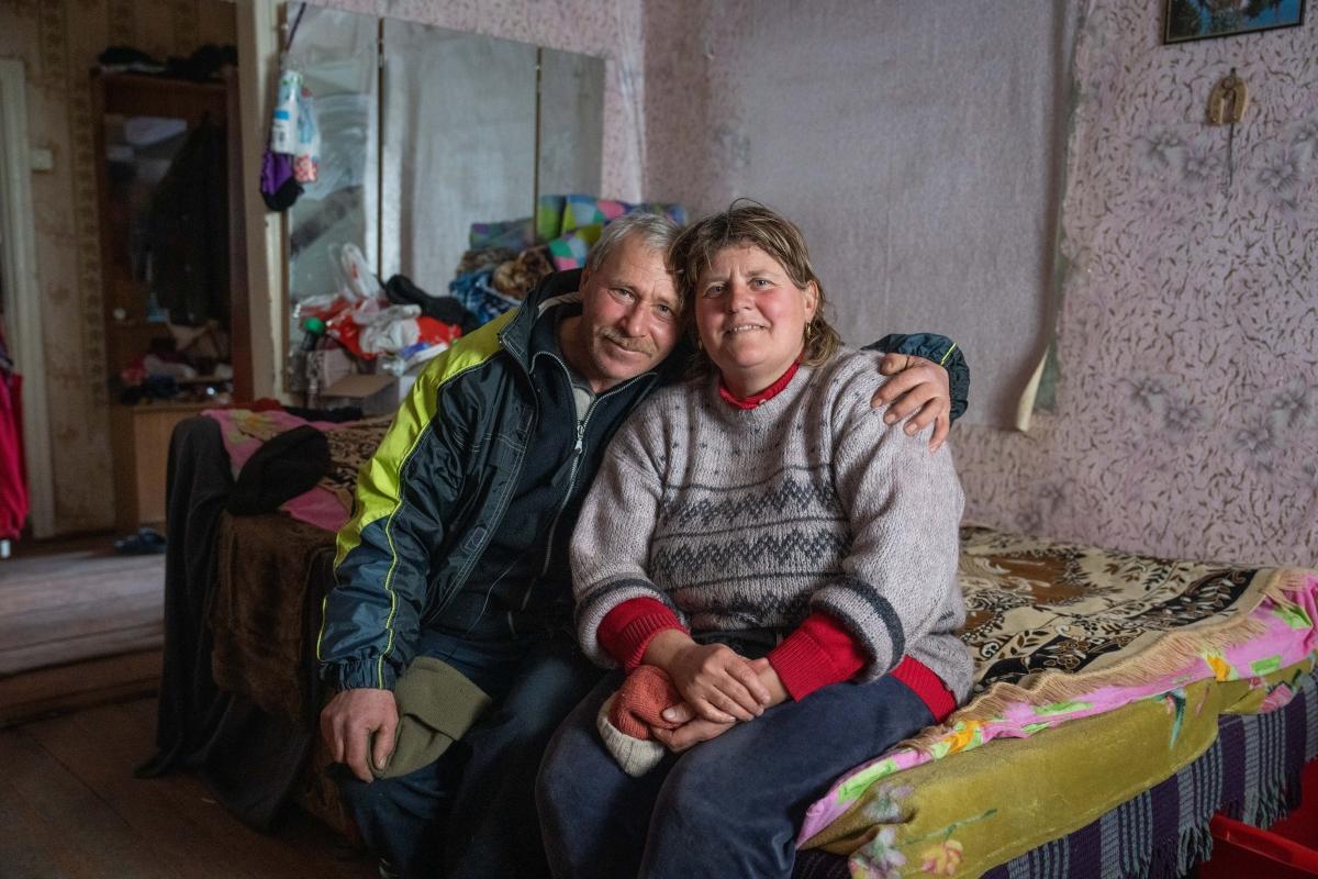 Natalia et Valeriy dans leur maison du village de Posad-Pokrovske. Ukraine. Février 2023.
 © Laurel Chor