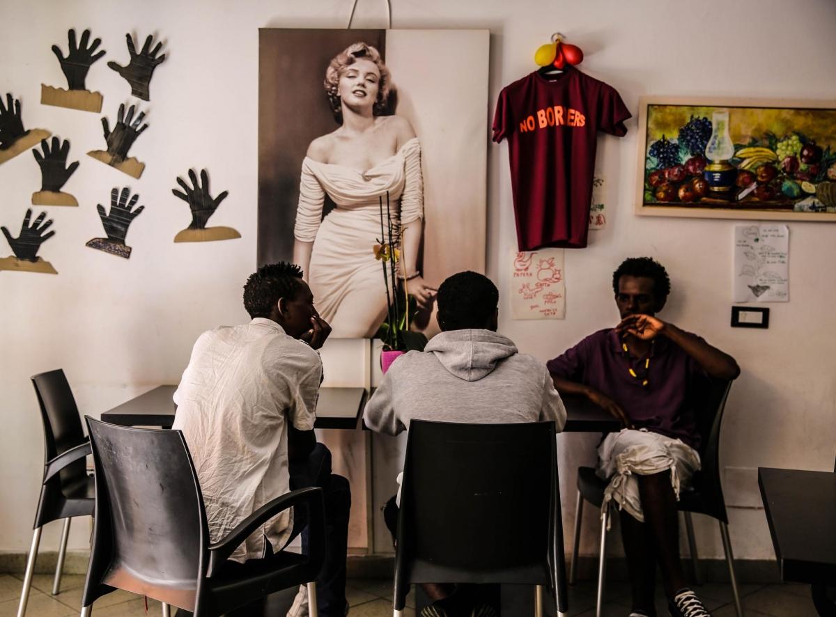 Le "Hobbit bar" à Vintimille aide les migrants en leur permettant de charger leur téléphone et en leur proposant des repas à prix réduit.
 © Mohammad Ghannam/MSF