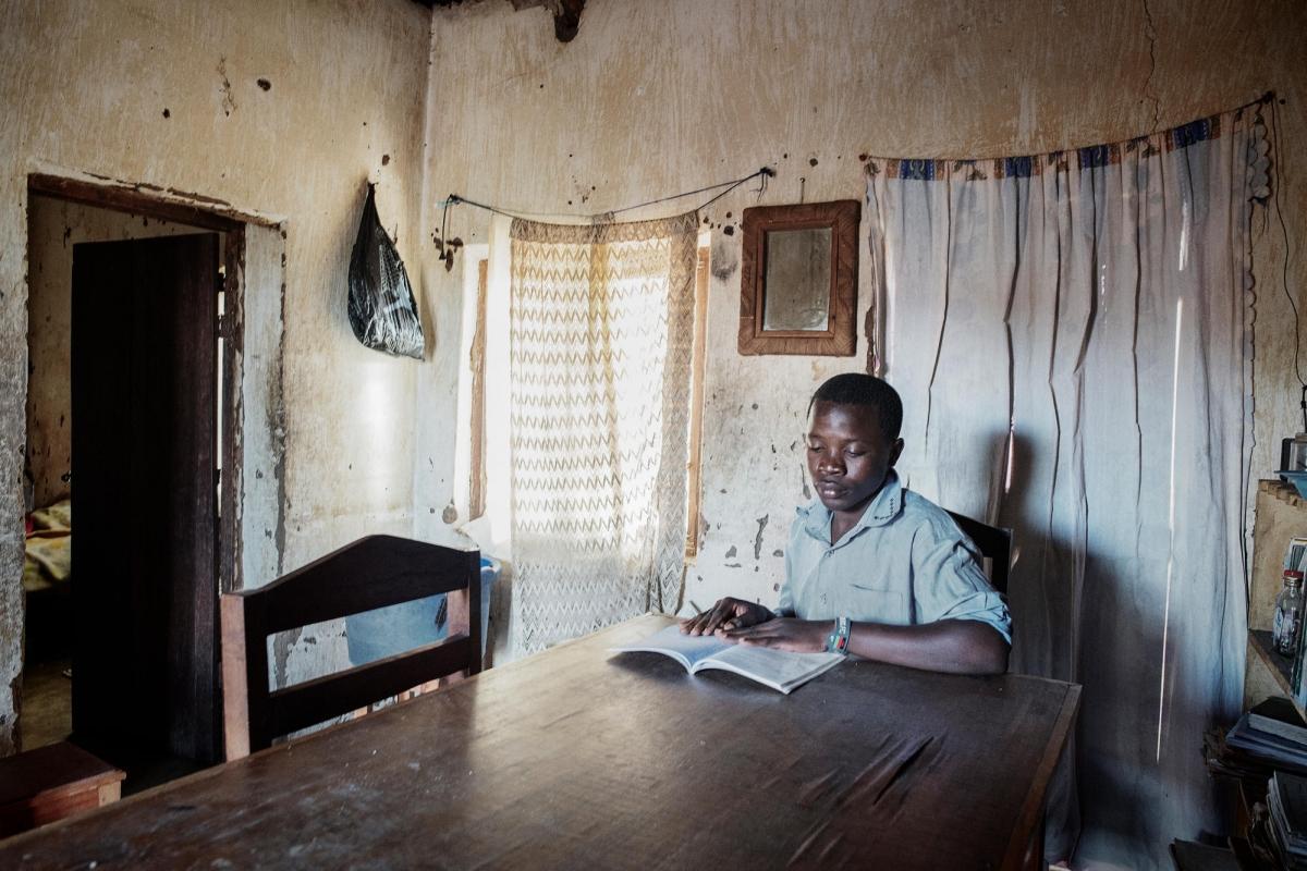 Alfred Nema, 18 ans, du village de Ntweya. Il est pris en charge par MSF pour le VIH et la tuberculose.
 © Luca Sola