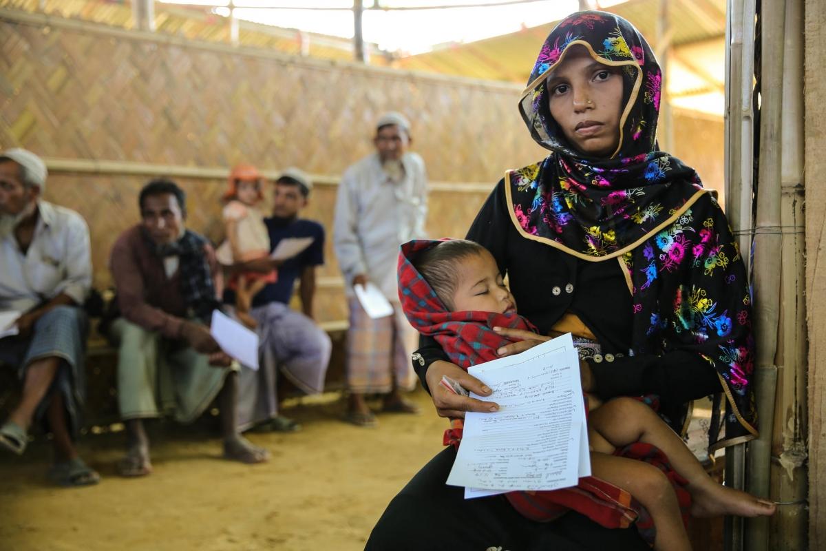 Um Kalsoum a perdu deux enfants lors des tueries du 25 août, seul Abdul Hafiz agé de 18 mois à survécu.
 © Mohammad Ghannam/MSF
