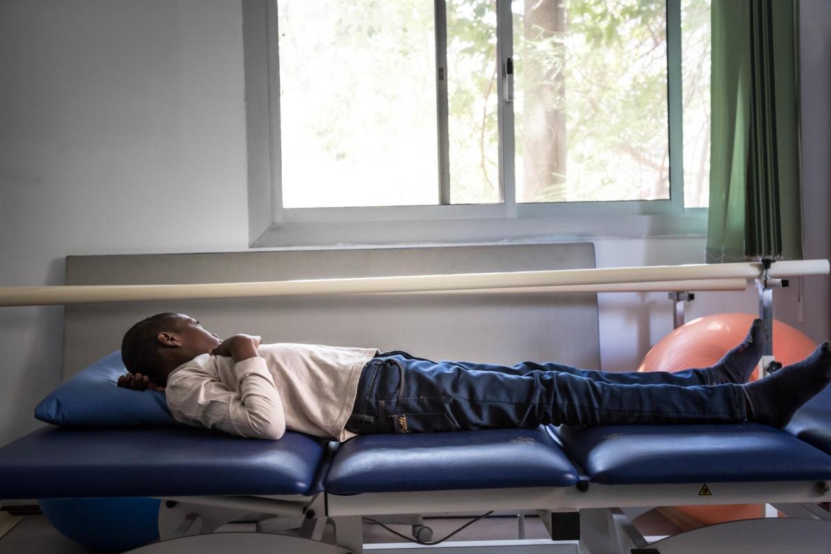 Un jeune patient de la clinique de Maadi. Égypte. 2018.
 © Sima Diab