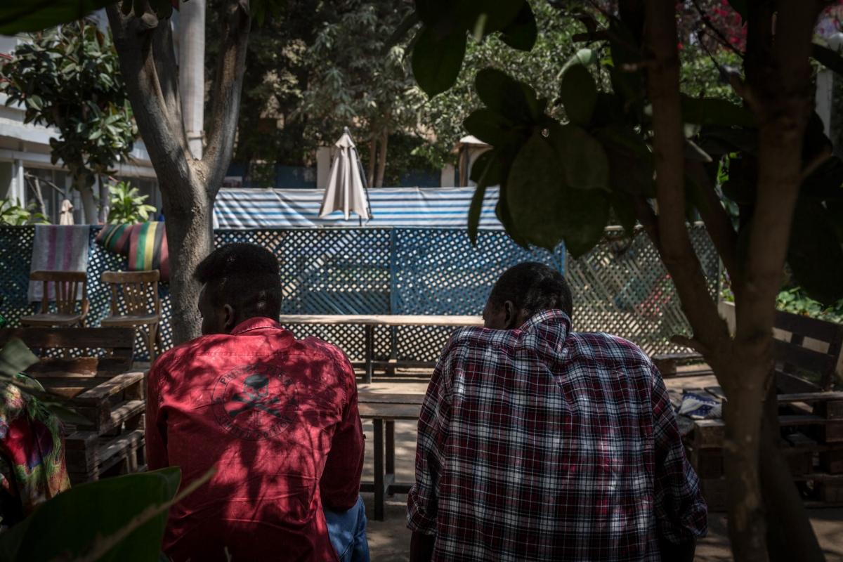 Des patients de la clinique de Maadi discutent dans la cour de l'établissement. Égypte. 2018.
 © Sima Diab