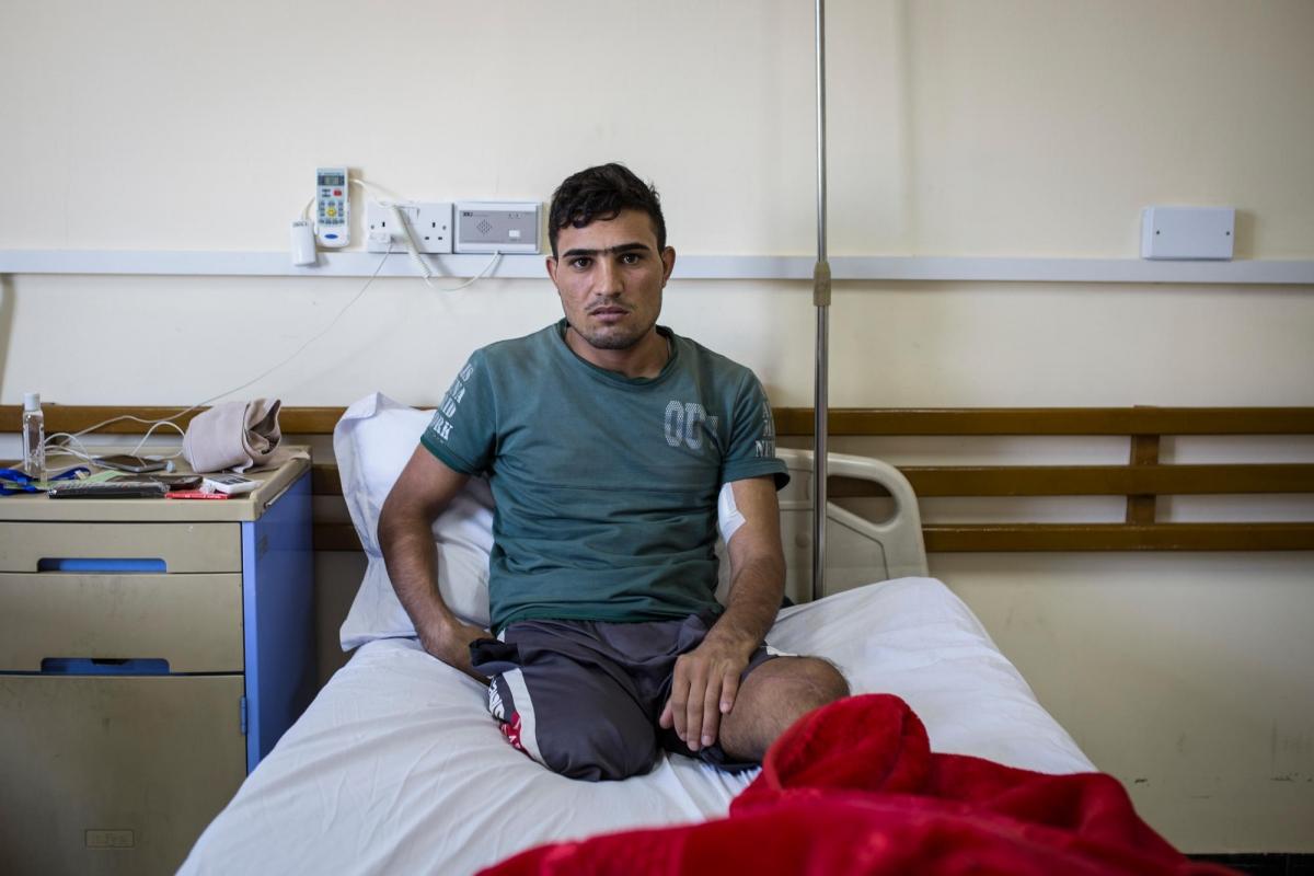 Ce jeune homme a été touché par un tir de mortier. Il a du être amputé de la jambe droite. Il a ensuite été transféré dans le centre de rééducation médicale de Bagdad (BMRC). Irak. 2017.
 © Florian SERIEX/MSF