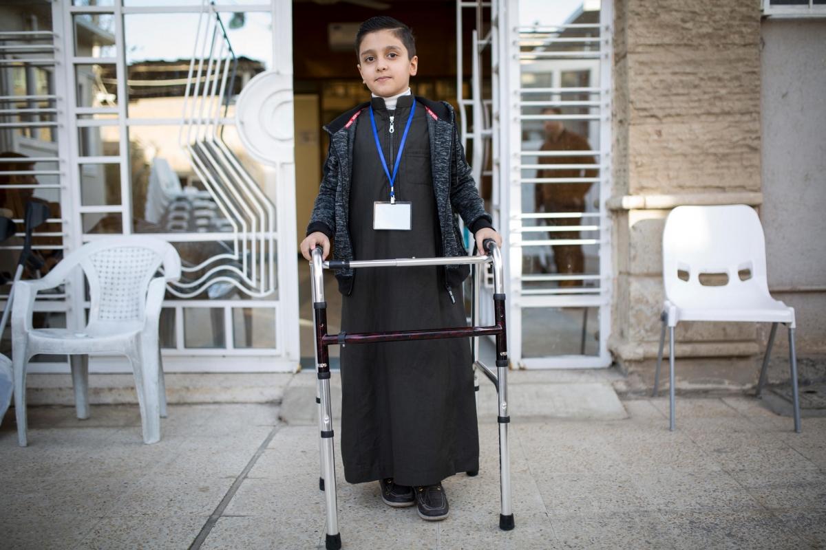 Un garçon de 9 ans, victime d'une explosion quatre ans auparavant. Il a été admis dans le Centre de rééducation médicale de Bagdad (BMRC). Irak. 2017.
 © Florian SERIEX/MSF