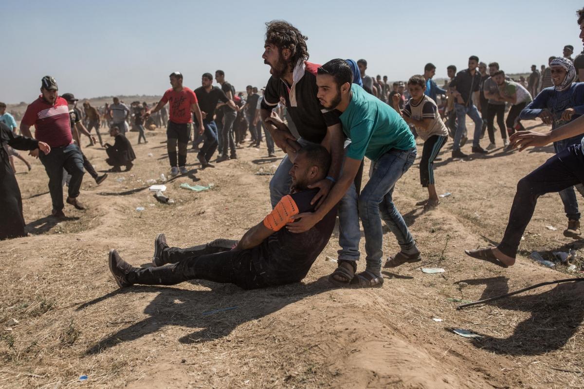 Manifestation du 14 mai contre l'ouverture de l'ambassade américaine à Jérusalem. Un manifestant vient d'être touché à la jambe. Bande de Gaza. 2018.
 © Laurence Geai