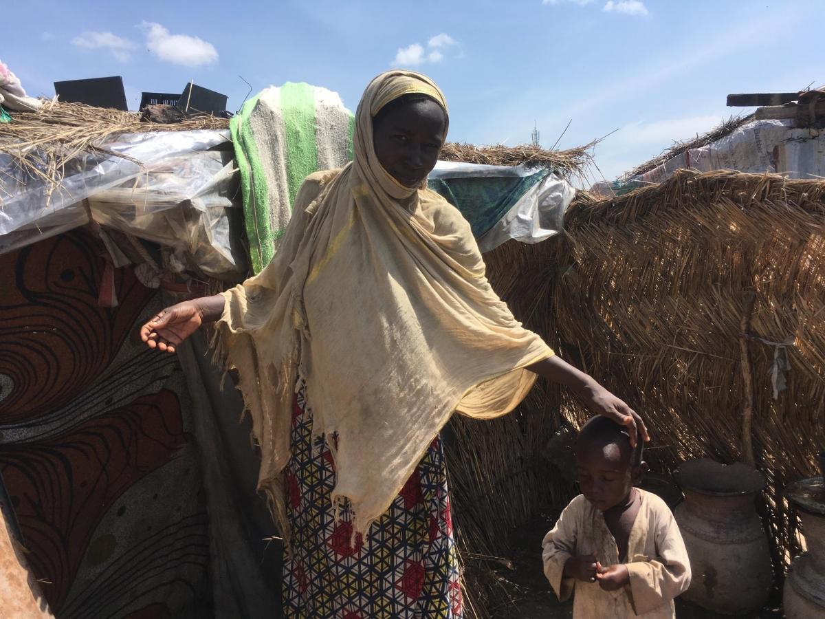 Zenaba, une femme d’une vingtaine d’années, vit depuis deux ans dans le terrain «  de réserve » proche du centre thérapeutique nutritionnel de MSF à N’Djamena. Tchad. 2018. 
 © Anaïs Deprade/MSF