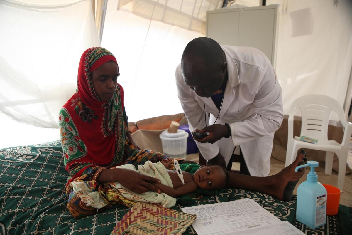 Un infirmier ausculte un enfant admis au centre nutritionnel thérapeutique de MSF. Les patients les plus sévèrement affectés doivent être auscultés toutes les demi-heures. Ceux qui vont vraiment mieux le sont toutes les quatre heures. Tchad. 2018.
 © Mohammad Ghannam/MSF