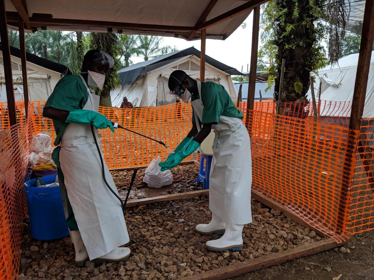 Une désinfection après une distribution de nourriture aux patients dans le centre de traitement d'Ebola de Mangina. Nord-Kivu. République démocratique du Congo. 
 © Karin Huster/MSF