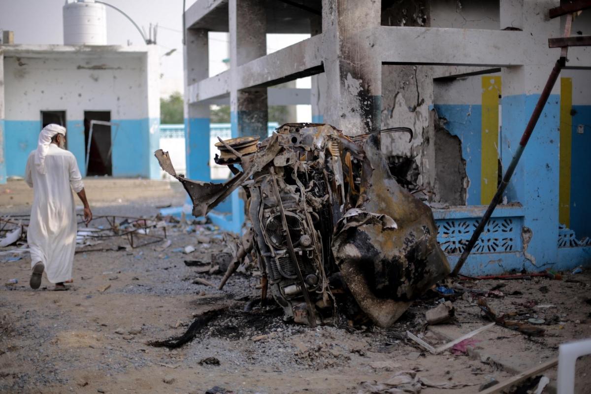 Une voiture carbonisée à proximité de la salle des urgences de l'hôpital d'Abs, soutenu par MSF. L'hôpital a subi une attaque aérienne de la coalition menée par l'Arabie saoudite. Yémen. Août 2016.
 © Rawan Shaif
