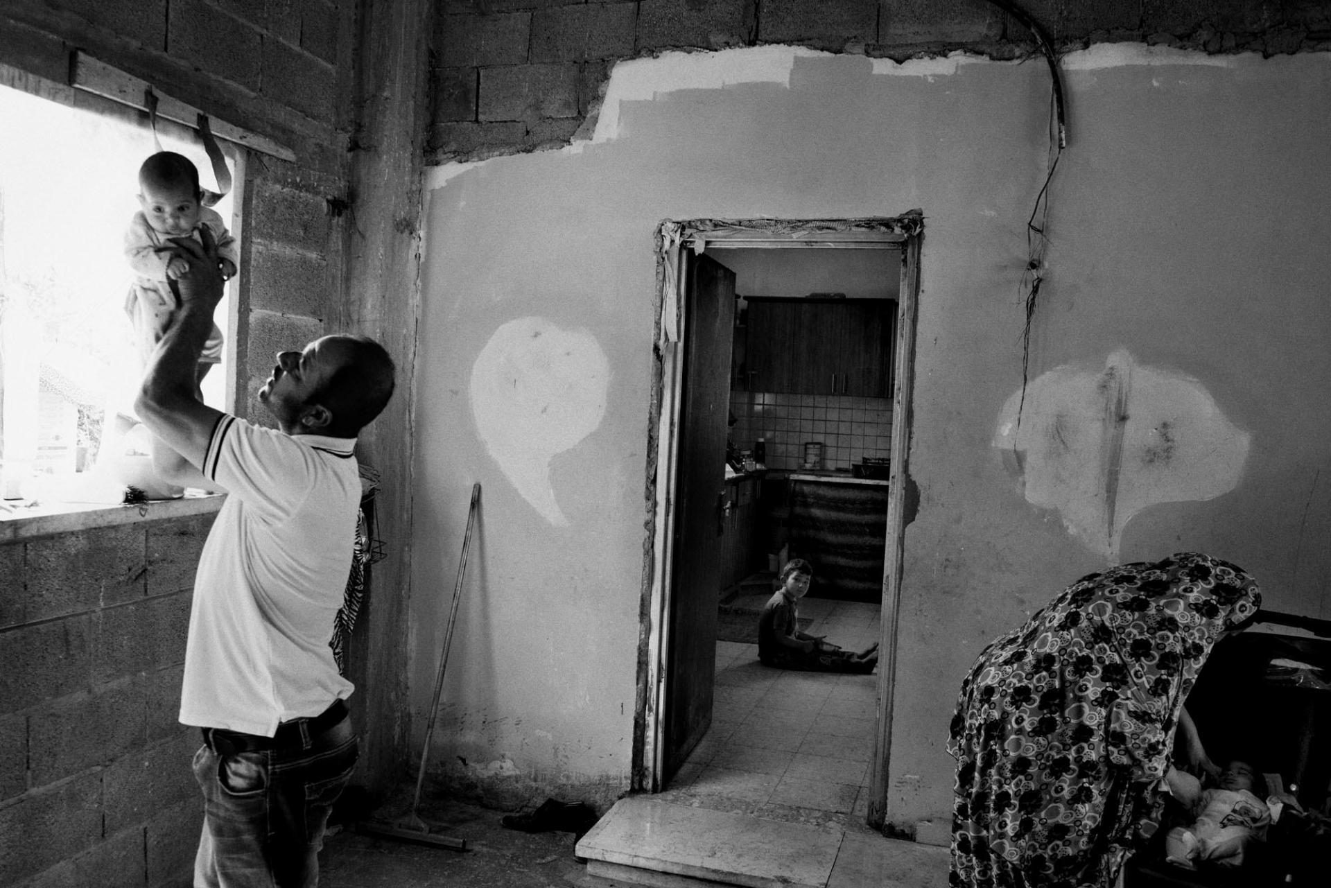 Raed a 43 ans. Il est père de six enfants et vit à Hébron. Il s'est fait tirer dans la hanche par des soldats israéliens lors d'un affrontement, suivant les funérailles d'un garçon palestinien tué par l'armée israélienne. Raed souffre de symptômes dépressifs et ne peut plus subvenir aux besoins de sa famille.&nbsp;Palestine. 2018.
 © Moises Saman/Magnum Photos