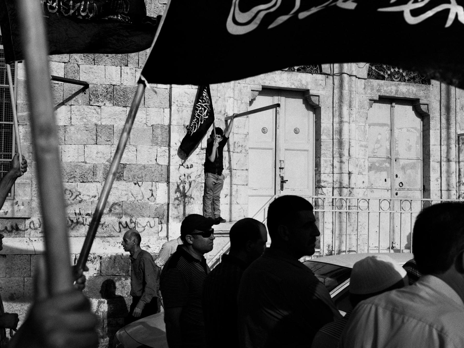 Les manifestations qui se tiennent parfois le vendredi après la prière donnent souvent lieu à des débordements violents. Palestine. 2018.
 © Moises Saman/Magnum Photos