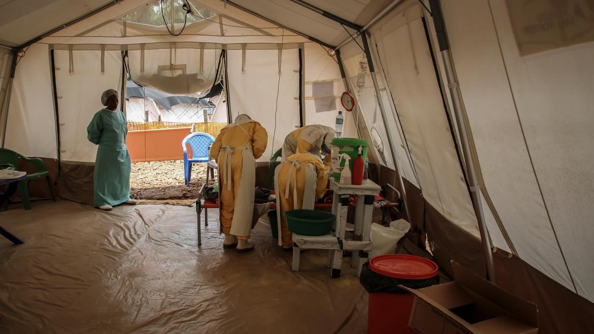 Équipes de Médecins Sans Frontières dans le centre de traitement d'Ebola à Mangina. République démocratique du Congo. 2018.
 © Carl Theunis/MSF