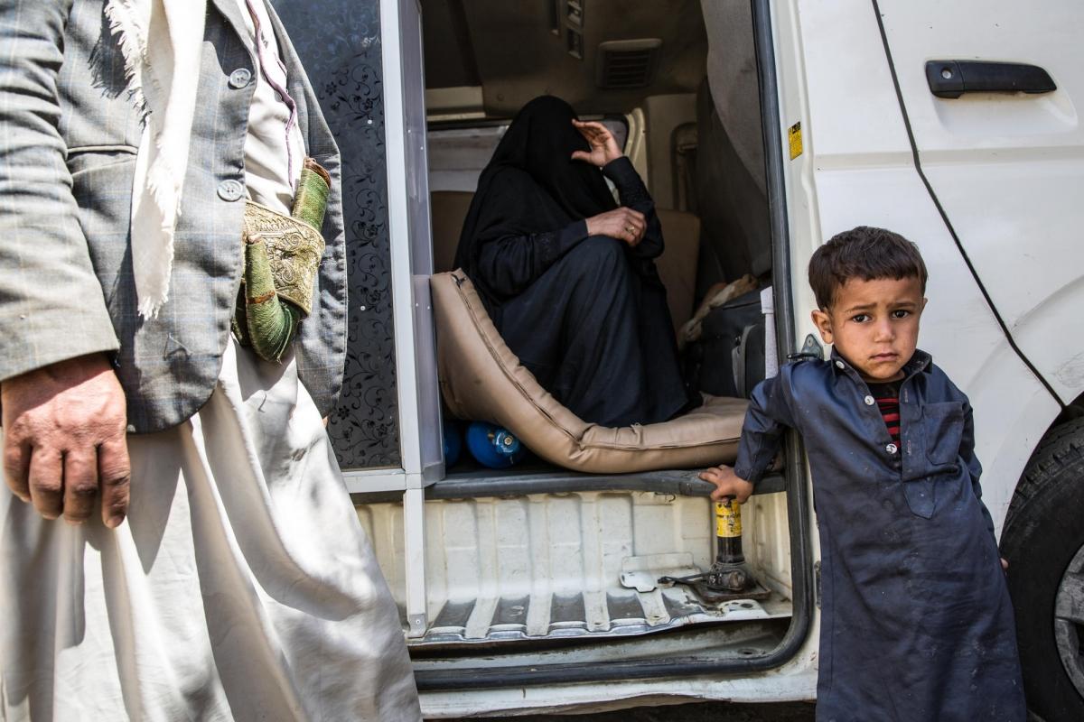 Ayman est tombé du premier étage de sa maison. Il souffre de vertige et ne parle plus. Il attend avec son père et sa mère à l'hôpital MSF de Haydan. Yémen. Mars 2018.
 © Agnes Varraine-Leca/MSF