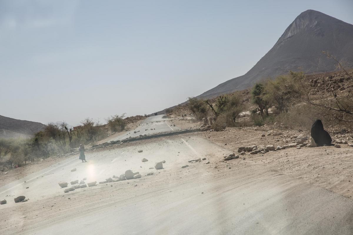 La route entre Saada et Khamer a été bombardée par la coalition internationale menée par l'Arabie saoudite et les Émirats arabes unis. Yémen. Mars 2018.
 © Agnes Varraine-Leca/MSF