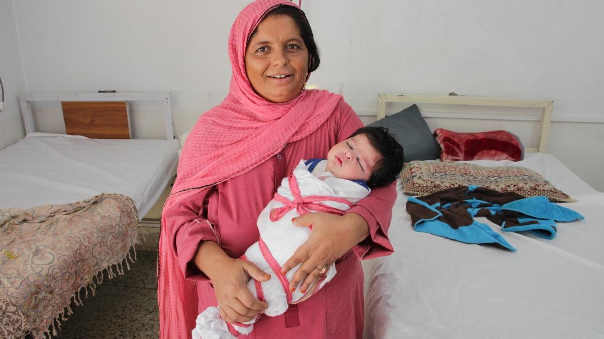 Shakeela a 48 ans et vient d'un petit village à trois heures de Peshawar. Elle a donné naissance à son 13e enfant dans l'hôpital pour femmes de MSF. Pakistan. 2018. 
 © Laurie Bonnaud/MSF