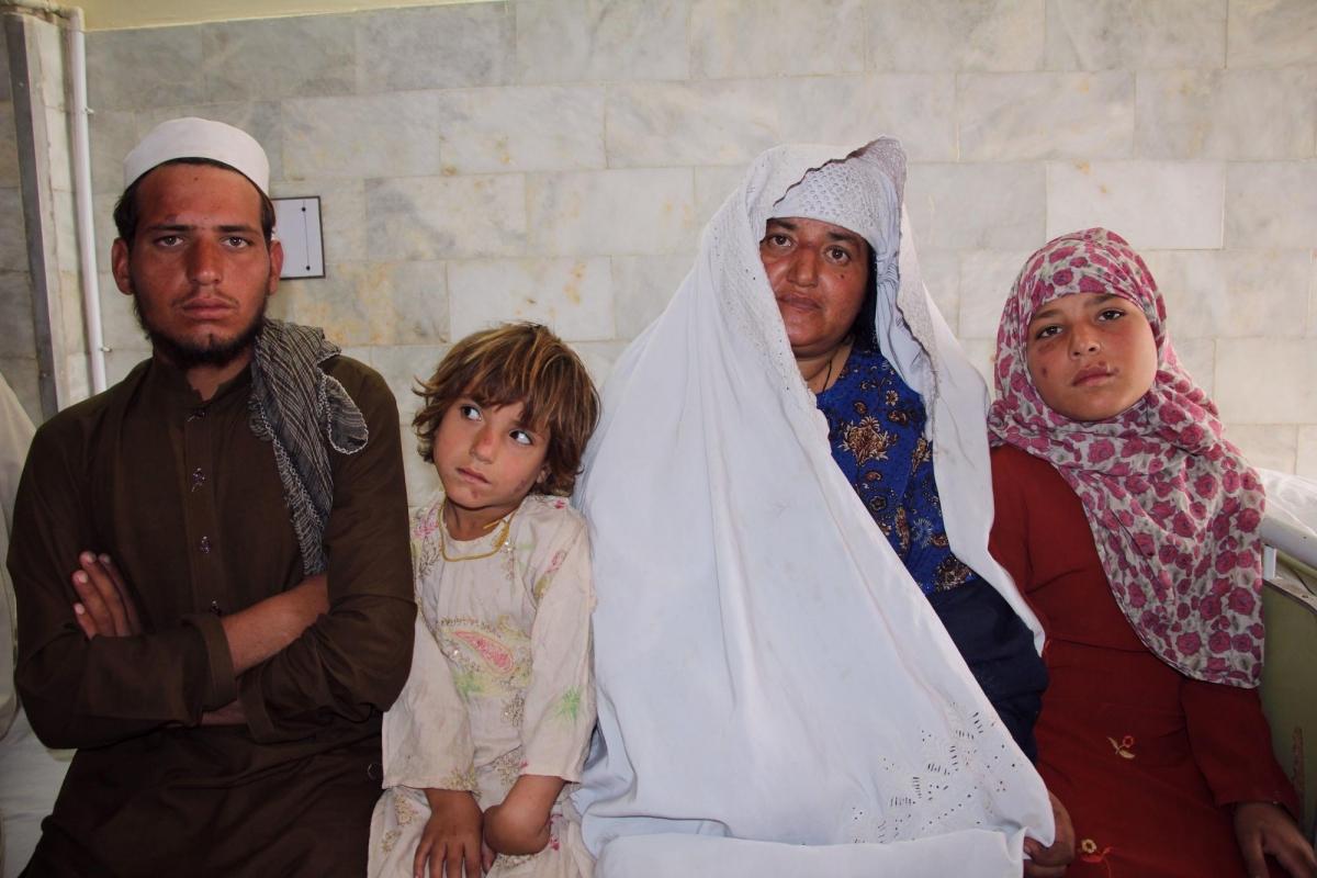 Taj Bibi accompagnée de membres de sa famille dans la clinique MSF de Peshawar. Ils sont atteints de leishmaniose cutanée. Pakistan. 2018.
 © Laurie Bonnaud/MSF