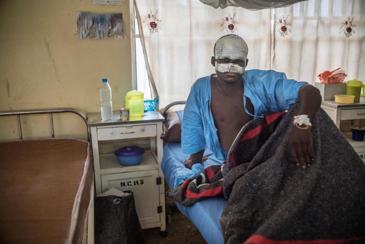 Bilya après sa première opération chirurgicale. Il est dans l'unité de soins post-opératoires de l'hôpital de Sokoto. Nigeria. 2016. 
 © Claire Jeantet - Fabrice Caterini/INEDIZ