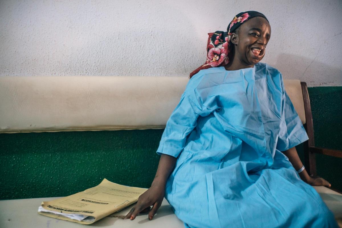 Hadiza est originaire de l'État de Kano. Elle patiente avant sa quatrième opération chirurgicale. Nigeria. 2016.
 © Claire Jeantet - Fabrice Caterini/INEDIZ