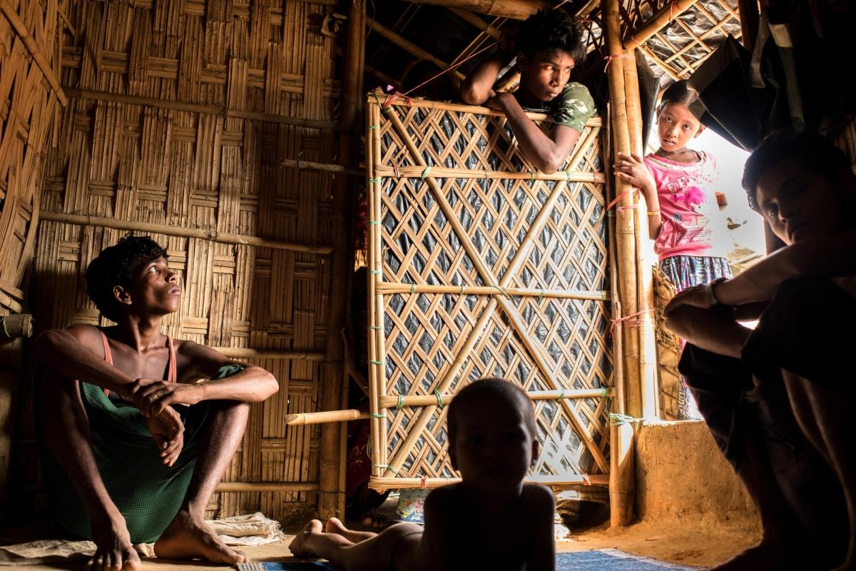 Une famille de réfugiés rohingyas dans l'un des camps de Cox's Bazar au Bangladesh.
 © Robin Hammond/NOOR