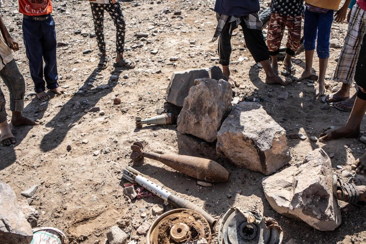 Des enfants devant des engins explosifs désamorcés à Mawza. Décembre 2018. Yémen. 
 © Agnes Varraine-Leca/MSF