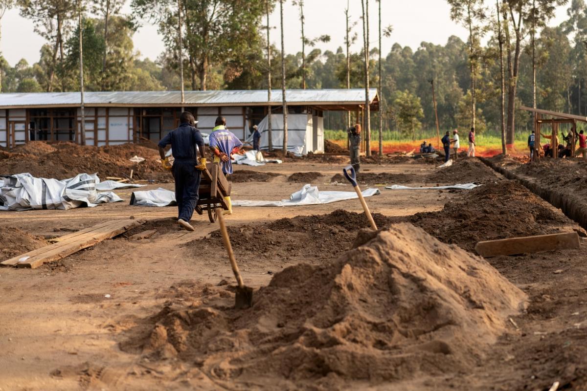 Vue du nouveau centre MSF de traitement Ebola de Katwa lors de sa construction. République démocratique du Congo. 2018.
 © Gabriele François Casini/MSF