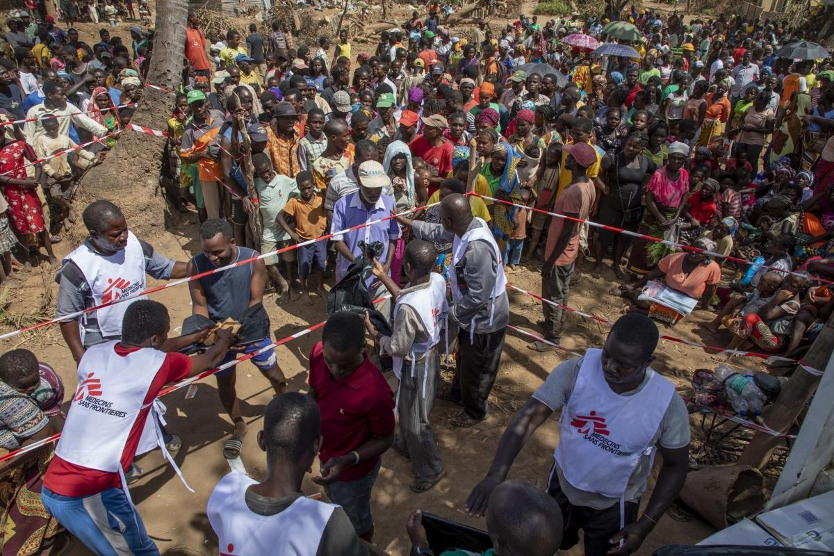 Une distribution de kits d'hygiène dans la ville de Buzi. 2019. Mozambique.
© MSF/Pablo Garrigos